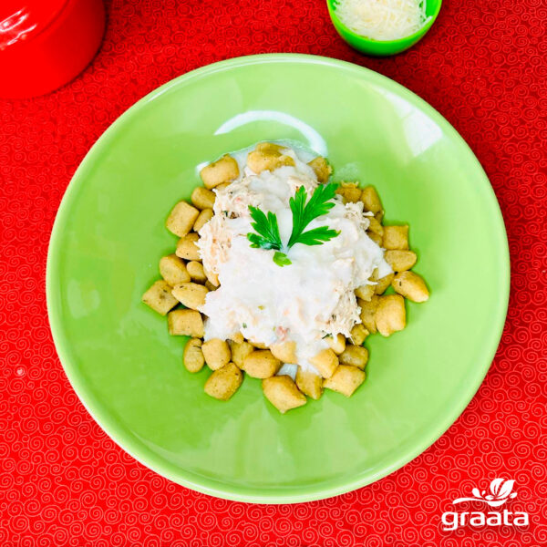 Nhoque de batata doce com frango ao molho branco