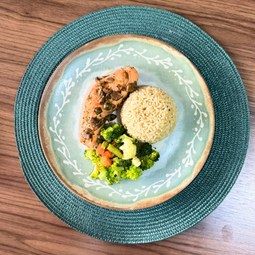 Salmão grelhado ao molho de champignon e alcaparras, com arroz integral e mix de legumes
