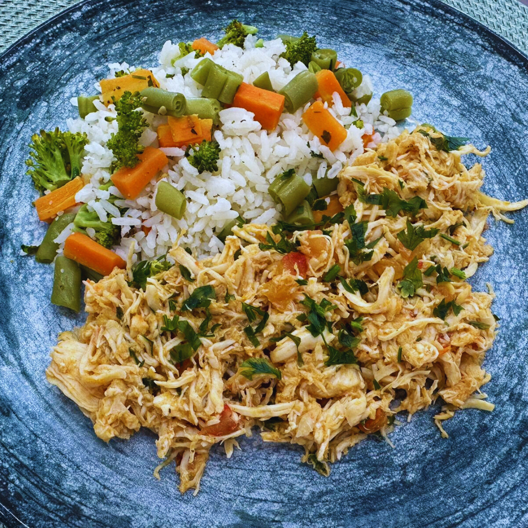 Arroz à grega com frango desfiado