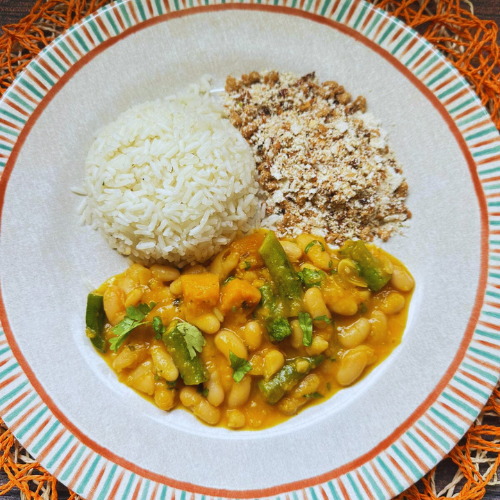 Feijão branco com abóbora e quiabo, arroz e farofa de soja