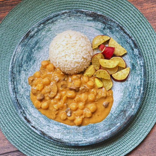 Estrogonofe de grão de bico com arroz e batata doce rústica