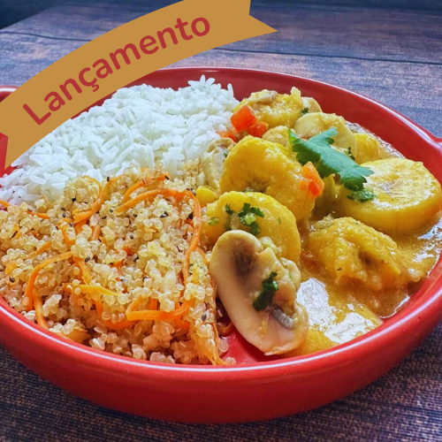 Moqueca de banana da terra com arroz e farofa de quinoa