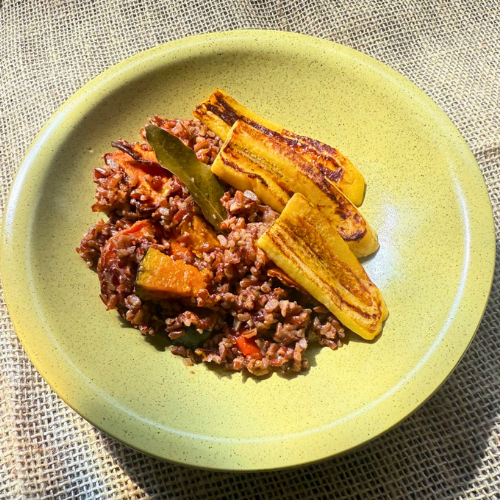 Arroz vermelho com especiarias e banana da terra grelhada