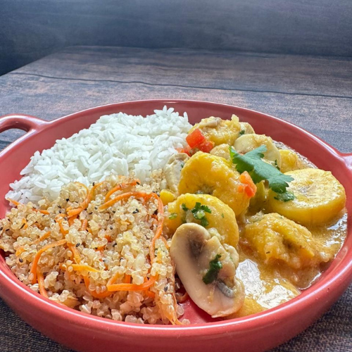 Moqueca de banana da terra com arroz e farofa de quinoa