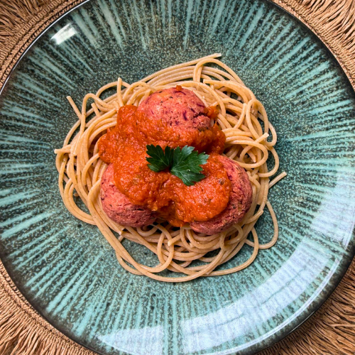 Espaguete integral ao sugo com almôndegas veganas