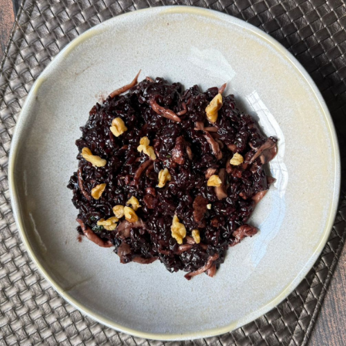 Risoto de arroz negro com filé mignon e shimeji