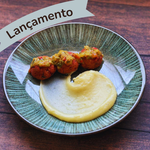 Almôndegas vegetais com purê ao molho de coco
